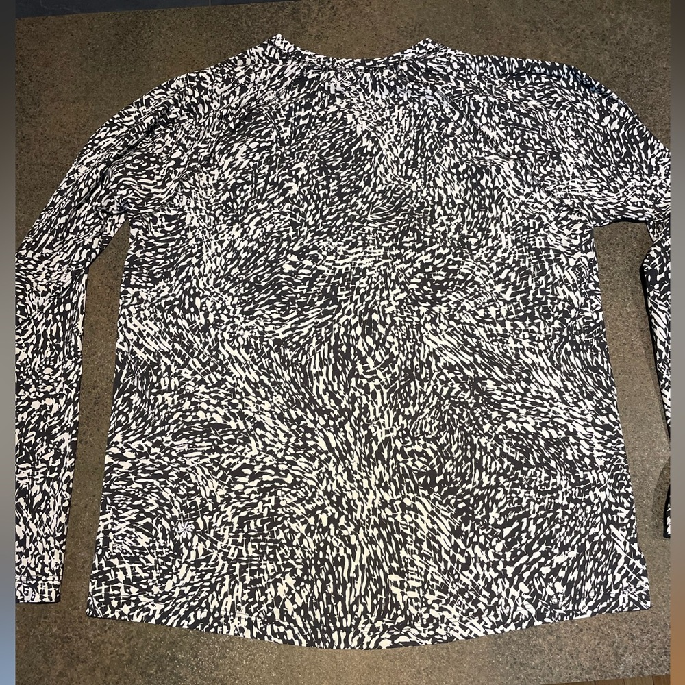 Athleta loose and full length performance workout shirt. Black and white, M - Picture 3 of 4